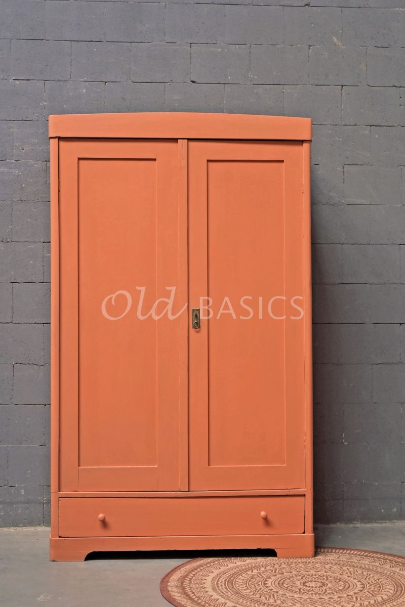 Detail van Kledingkast, oranje, materiaal hout